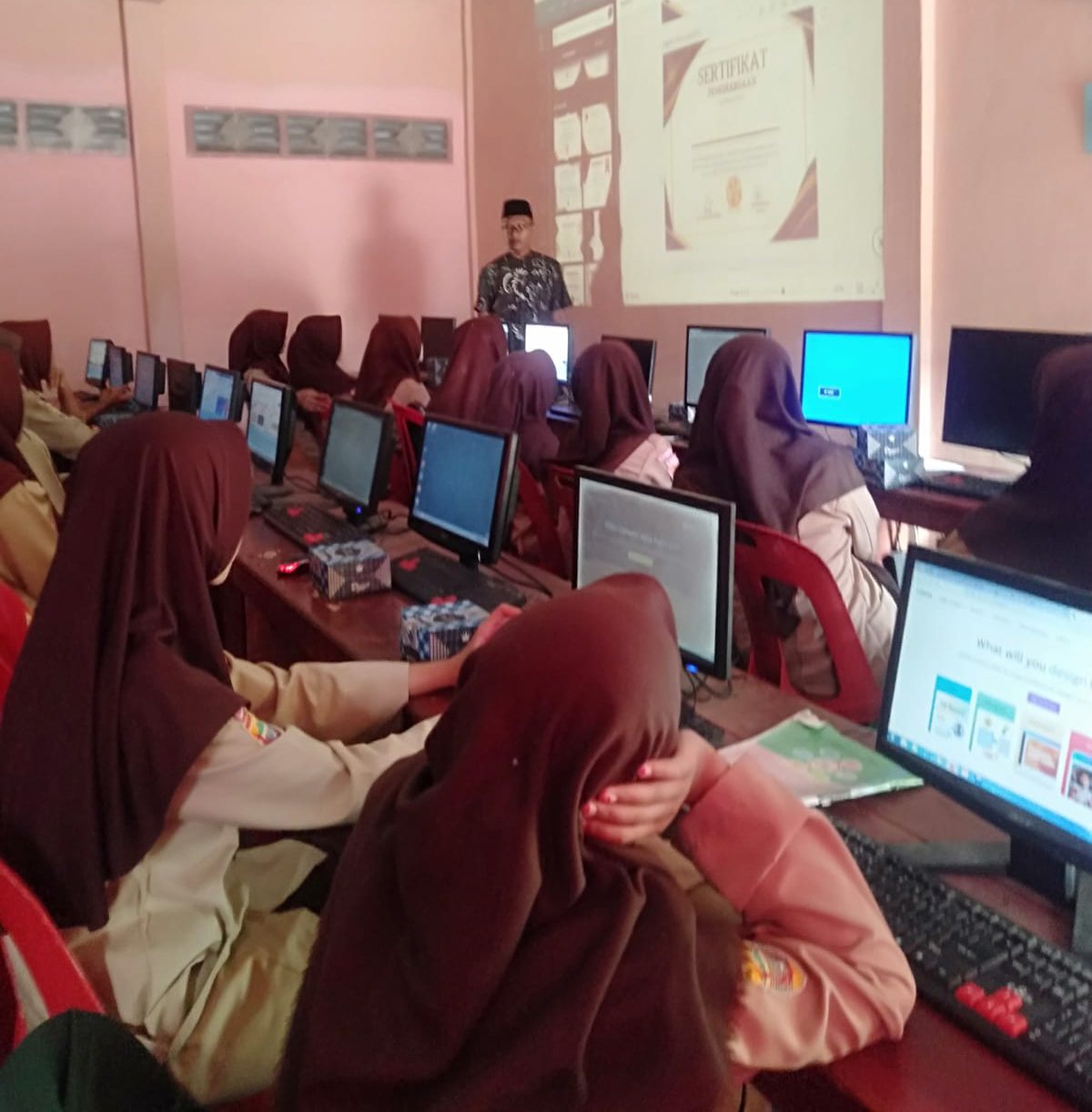 Hadapi Era Teknologi: Mahasiswa PTI UNUHA adakan Workshop Pemanfaatan Canva bagi Santri Madrasah Aliyah Nurul Huda